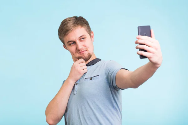 Komik adam selfie yaparken yapması — Stok fotoğraf