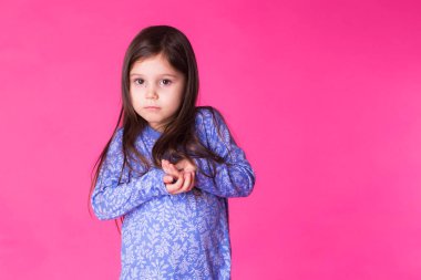 Pembe arka plan izole bir şirin esmer küçük kız çocuk, portresi