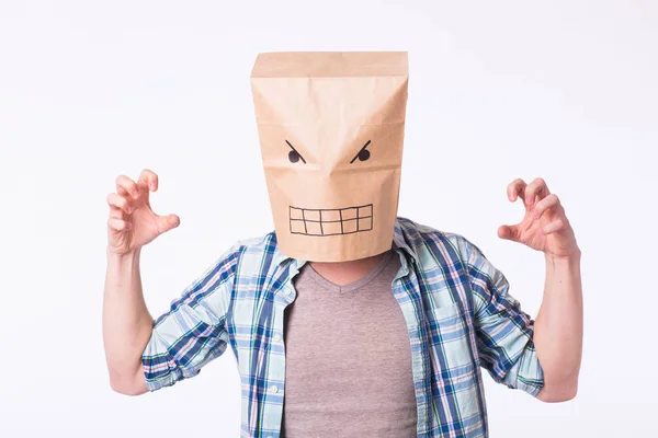 Deprimido homem com raiva com imagem emocional rosto na caixa sobre a cabeça — Fotografia de Stock