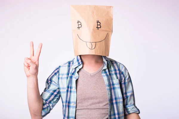 Εικονική κρυπτονόμισμα έννοια - άνθρωπος με κουτί από χαρτόνι στο κεφάλι του με την εικόνα του bitcoin σύμβολο αντί για τα μάτια — Φωτογραφία Αρχείου