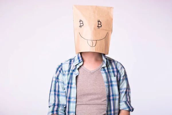 Εικονική κρυπτονόμισμα έννοια - άνθρωπος με κουτί από χαρτόνι στο κεφάλι του με την εικόνα του bitcoin σύμβολο αντί για τα μάτια — Φωτογραφία Αρχείου