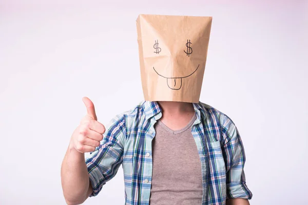 Hospodářství, emoce a peníze koncept - muž s krabici na hlavě s vyobrazením symbolu dolar namísto oči. — Stock fotografie