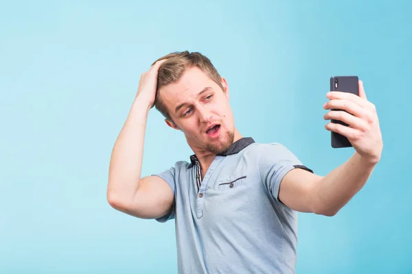 Komik adam selfie yaparken yapması — Stok fotoğraf