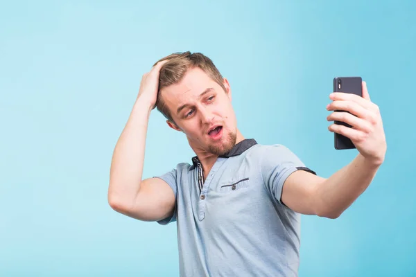 Engraçado homem sorrir ao fazer selfie — Fotografia de Stock