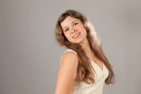 Foto de moda de uma jovem mulher encantadora com cabelo encaracolado vestindo vestido branco — Fotografia de Stock