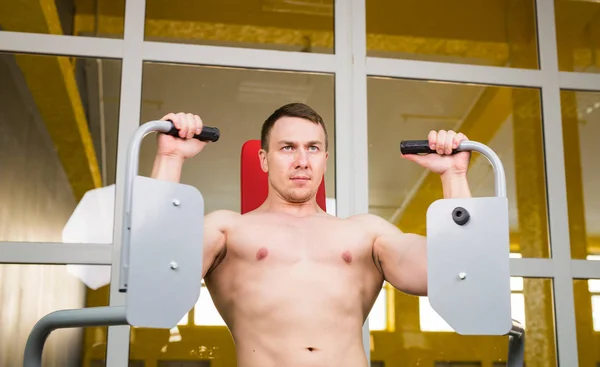 Jeune homme beau entraînement dans la salle de gym — Photo