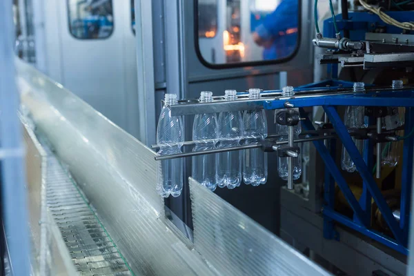 Fábrica de agua Línea de embotellado de agua para procesar y embotellar agua pura de manantial en botellas pequeñas — Foto de Stock