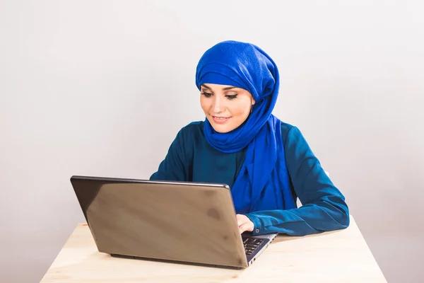 Μουσουλμανική γυναίκα της Ασίας εργασία με τον υπολογιστή. — Φωτογραφία Αρχείου