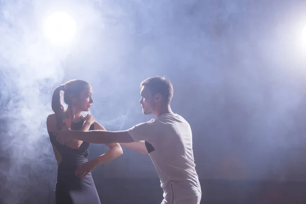 Hermosa pareja bailando bachata en estudio — Foto de Stock