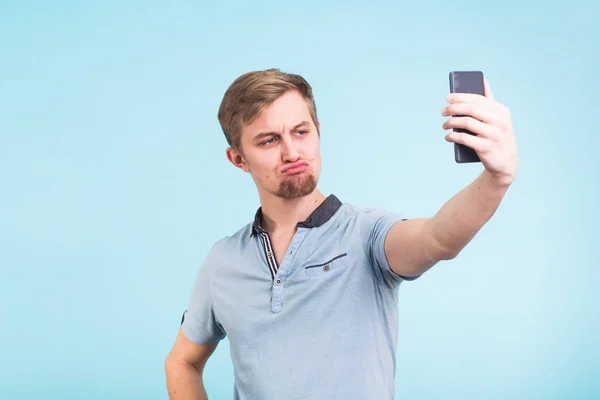 Engraçado homem sorrir ao fazer selfie — Fotografia de Stock