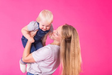 Tuhaf ailenin pembe bir arka plan üzerinde. Anne ve kızı kızı. Anne ve çocuk eğleniyor musun.