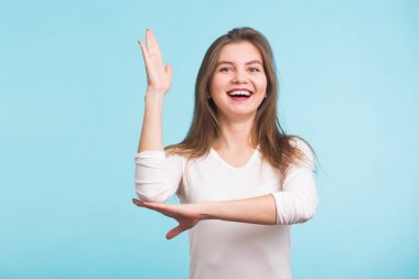 Güzel beyaz öğrenci elini cevap bilmek yükselterek. Mavi izole