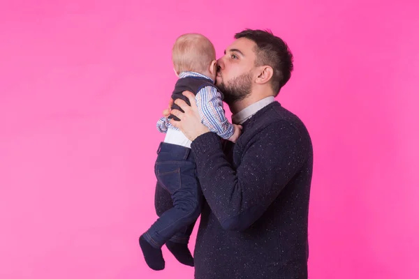 Feliz retrato del padre y el hijo sobre fondo rosa. En el estudio — Foto de Stock