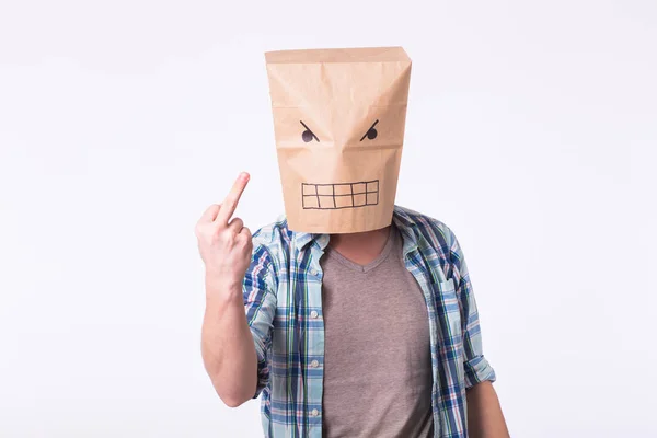 Άνθρωπος με χάρτινο κουτί του κεφάλι και σχεδίασης του προσώπου θυμωμένος φατσούλα. Θυμωμένος άνθρωπος ξεκινώντας έναν αγώνα. — Φωτογραφία Αρχείου