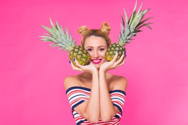 Pembe bir arka plan üzerinde ananas ile portre komik kadın moda