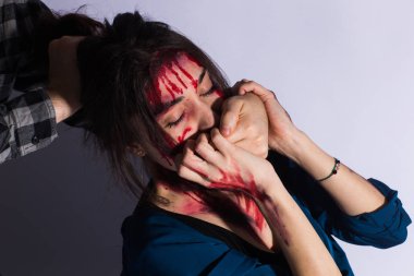 Karanlık bir yerde korkmuş bir kadına saldıran bir adamla cinsel taciz..