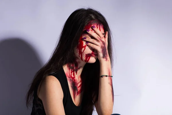 Mladá žena sedící na zemi s krve a modřin na těle, sexuální násilí, sexuálního zneužívání, obchod s lidmi — Stock fotografie