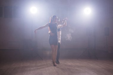 Sosyal danse kizomba veya bachata ya da semba dans çift