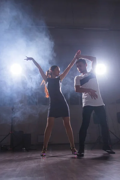 Schönes Paar tanzt Bachata im Studio — Stockfoto