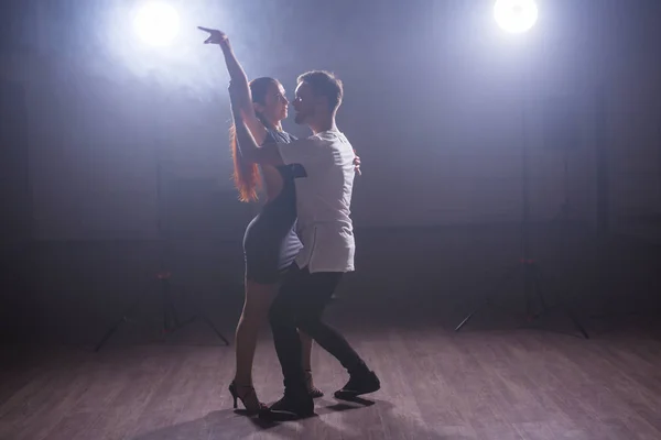 Pár tánc társadalmi danse kizomba vagy bachata vagy semba — Stock Fotó