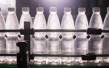 Fabrika - satır işleme ve saf kaynak suyu küçük şişeleri şişeleme şişeleme su su