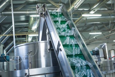 Fabrika - satır işleme ve saf kaynak suyu küçük şişeleri şişeleme şişeleme su su