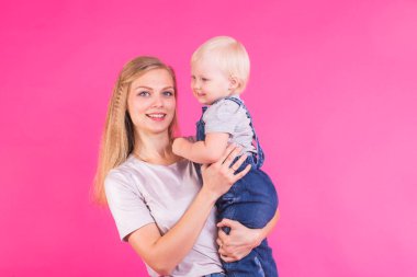 genç anne ve kızı birlikte eğleniyor arka plan pembe