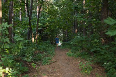 Elbise runing yaz ormandaki güzel genç kadın