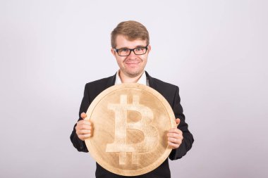 Büyük altın bitcoin, pembe arka plan tutan Businessnan. Kripto para birimi, sanal para, internet ve ekonomi kavramı