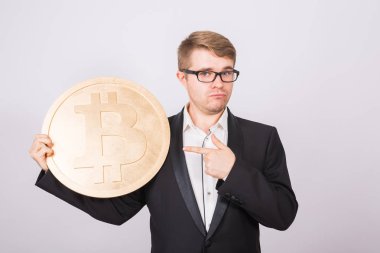 Büyük altın bitcoin, pembe arka plan tutan Businessnan. Kripto para birimi, sanal para, internet ve ekonomi kavramı