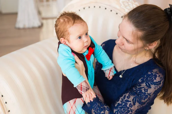 Anne bebek oğlu odaya holding — Stok fotoğraf