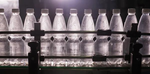 Water factory - Water bottling line for processing and bottling pure spring water into small bottles — Stock Photo, Image