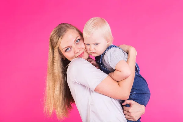 Ibu dengan putri bahagia bersama potret anak, keluarga — Stok Foto