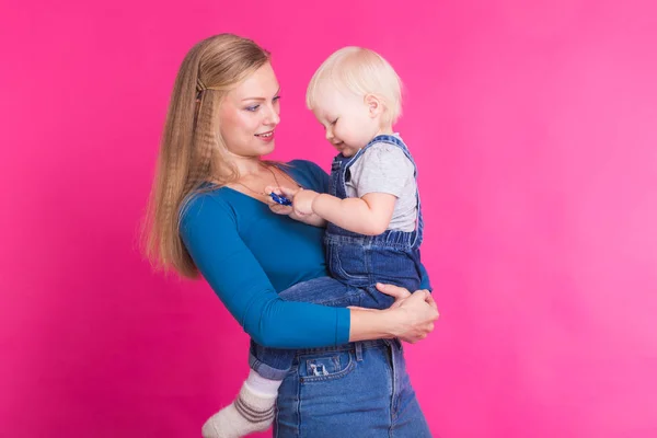 Mãe e filha se divertindo isolado no fundo rosa — Fotografia de Stock