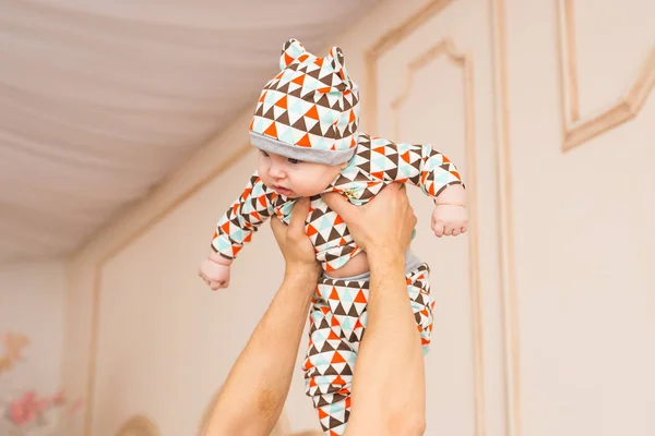 Homem segurando um bebê filho — Fotografia de Stock
