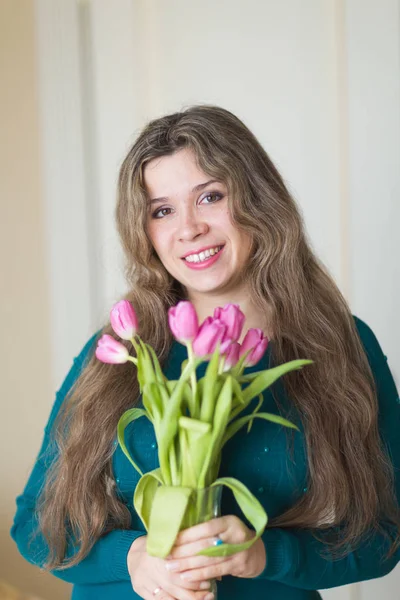 Menina bonita com flores tulipas nas mãos — Fotografia de Stock