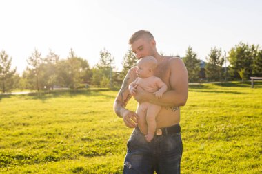 Baba ve alan doğa üzerinde oynayan çocuk