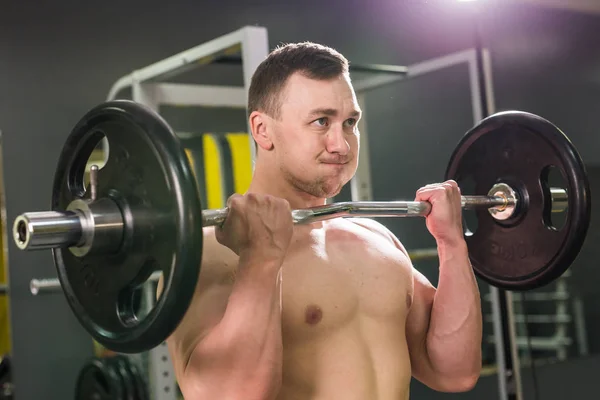 Junger schöner Mann trainiert im Fitnessstudio — Stockfoto