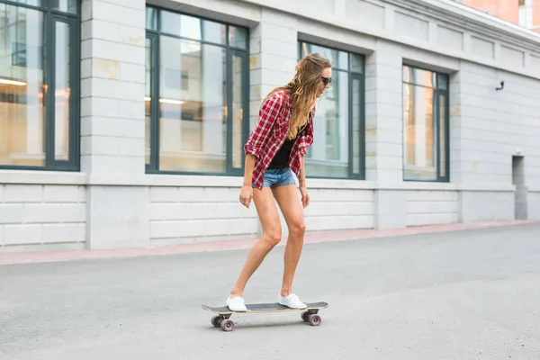 Красивая молодая хипстерша со скейтбордом на открытом воздухе — стоковое фото