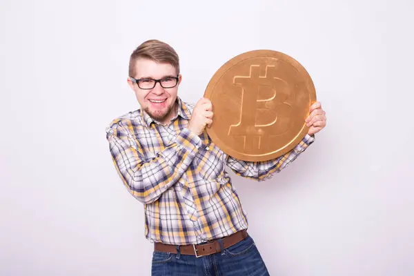 Hombre de negocios feliz sosteniendo gran bitcoin de oro sobre fondo blanco. Cripto moneda, dinero virtual, internet y concepto de economía — Foto de Stock