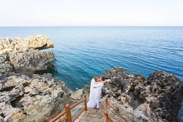 Noiva e noivo junto ao mar no dia do casamento — Fotografia de Stock