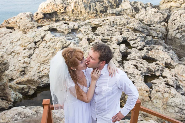 Pareja feliz boda en la playa del mar —  Fotos de Stock