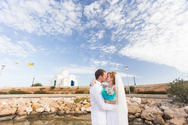 Novia y novio junto al mar el día de su boda —  Fotos de Stock
