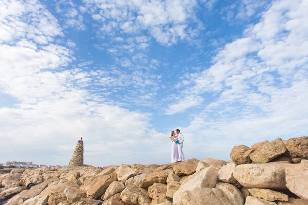 Noiva e noivo junto ao mar no dia do casamento — Fotografia de Stock