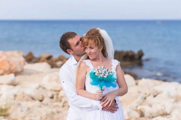 Casal feliz casamento na praia do mar — Fotografia de Stock