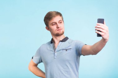 Komik adam selfie yaparken yapması