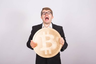 Bağırarak ve bir bitcoin tutan işadamı portresi. Kripto para biriminin çöküşü iş insanlar ve Finans kavramı.
