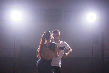 Sosyal danse kizomba veya bachata ya da semba dans çift