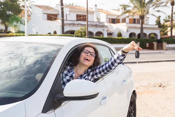 Junge glückliche Frau Testfahrt neues Auto und zeigt Schlüssel. Autokauf oder Mietkonzept — Stockfoto