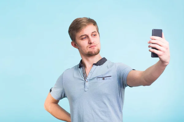 Uomo divertente smorfia mentre fa selfie — Foto Stock